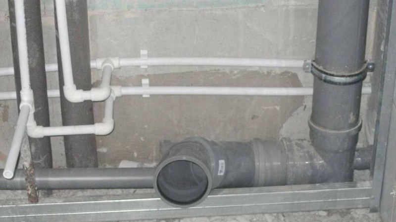 Әйел қонақ үйде босанып, нәрестені кәріз құбырына ағызып жіберген