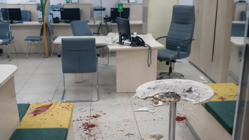 Павлодарда алаяқтар зейнеткерлерге банк ішінде петарда жарғызған