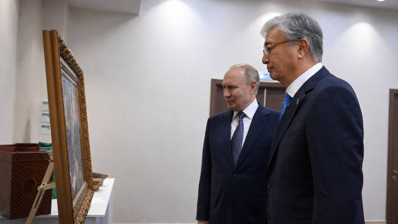 Тоқаев Путинге қандай сыйлық табыстады?