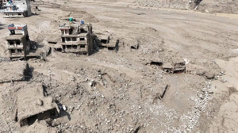 Непалда 10 күн бойы үйінді астында қалған екі адам тірі табылды