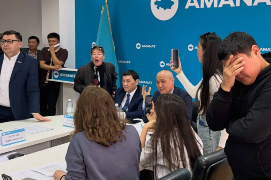 «Бұл –цирк!» – Маңғыстауда AMANAT партиясы сынға қалды