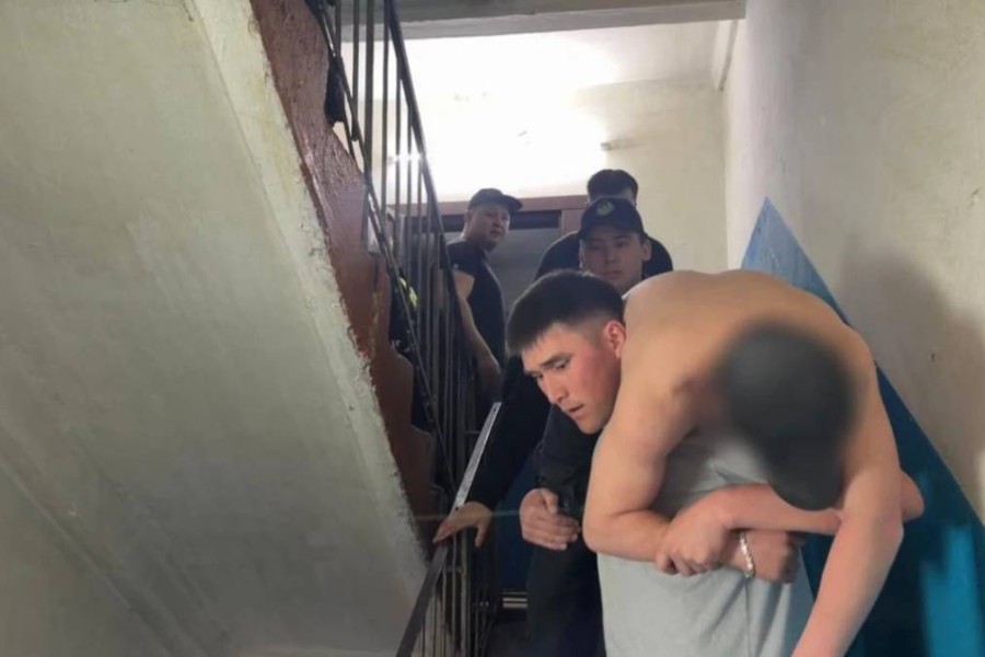 Өскеменде арнайы қызмет сарбаздары ер адамды көпқабатты үйдің төбесінен көтеріп түсірді