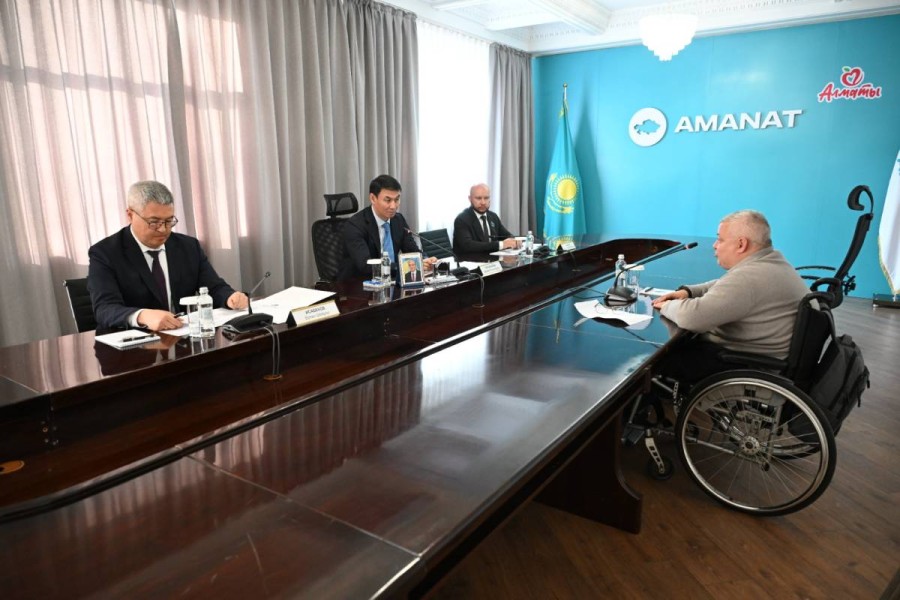 Алматы әкімі AMANAT партиясы алаңында тұрғындарды қабылдады
