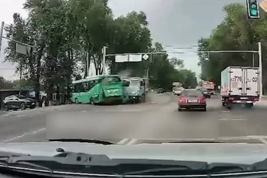 Автобус пен КамАЗ-дың соқтығысқан видеосы желіде тарады (Видео)