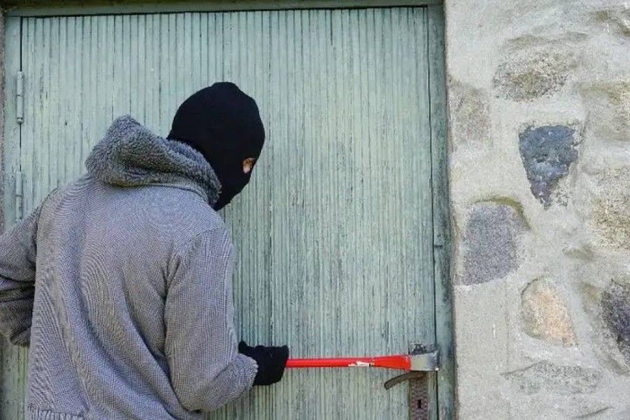 Көкшетауда жас жігіт алаяқтардан қорқып, өзінің туған шешесін тонаған