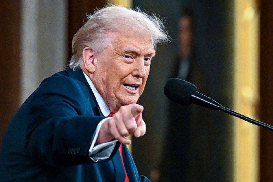 "1000 зымыран Иранға бағытталды": Трамп Тегеранға жойқын соққы жасайтынын ескертті
