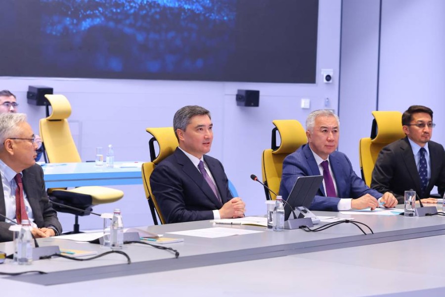 Олжас Бектенов еңбек және халықты әлеуметтік қорғау саласын цифрлық трансформациялау мәселелері бойынша кеңес өткізді