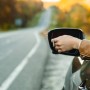 Ресми: Енді көліктің терезесінен қолыңызды шығарып отырсаңыз – айыппұл төлейсіз