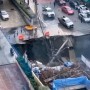 Жолды жер жұтқандай: Қаланың қақ ортасы 50 метрге опырылып түсті (ВИДЕО)