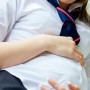 "Атасы күдіккке ілінді": Ақтөбеде 14 жастағы оқушы қыздың сабақ үстінде толғағы қысқан