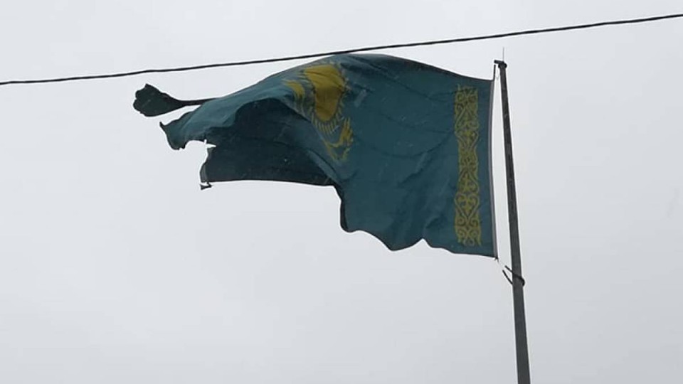 Павлодарда жыртылған ту желбіреп тұр.