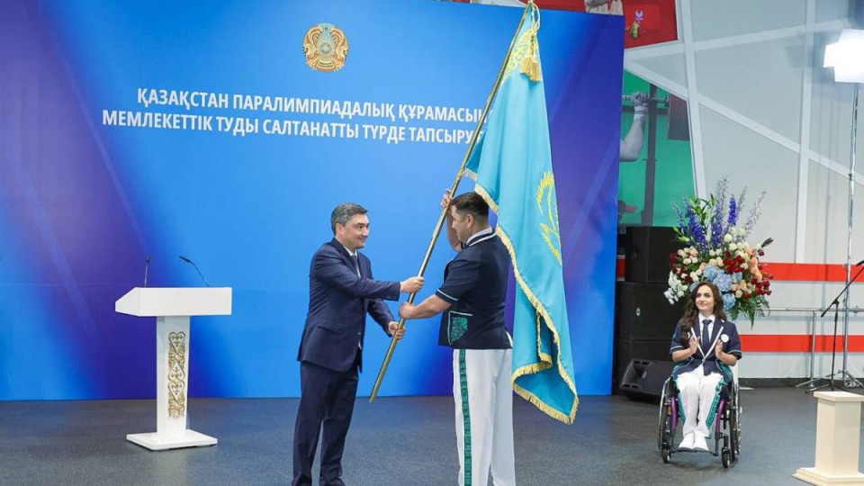 Олжас Бектенов Паралимпиада ойындарына қатысатын спортшыларға мемлекеттік туды табыс етті.
