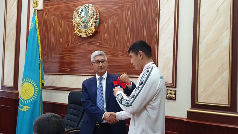 Маңғыстау облысының әкімі Бекзат Нұрдәулетовке пәтер сыйлады.
