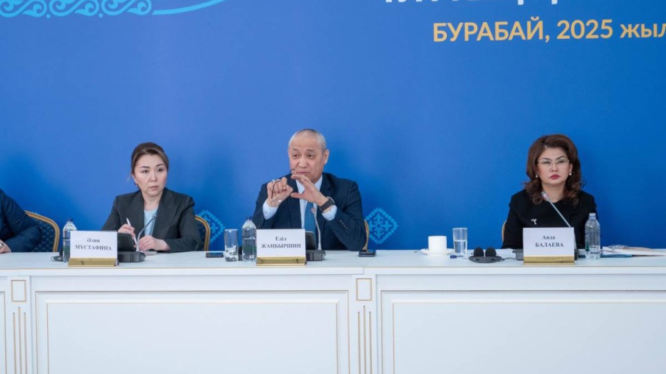 Құрылтайда депутат ЛГБТ насихатына толық тыйым салуды ұсынды. Бұл конституцияға қайшы емес пе?.