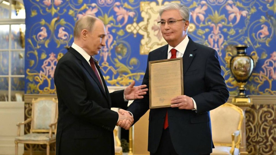 Путин Қазақстанға Кемел Тоқаевтың марапат парағын табыстады.