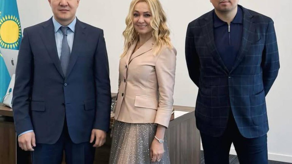 Халыққа арналған үкімет басшылары Ресей жұлдыздарына құлдық ұрып жүр.