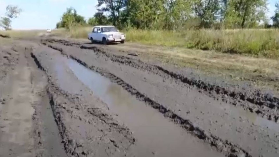 Қостанайда көктемде су шайып кеткен жол әлі жөнделмеген.