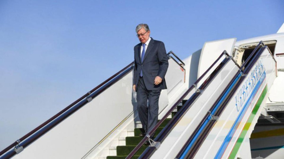 Ташкентте Қасым-Жомарт Тоқаевты Өзбекстан прьемер-министрі күтіп алды (фото).