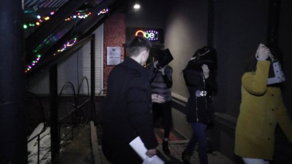 Алматыда қыздарды интим қызметке ұсынып жүрген стриптиз-клубтың иесі ұсталды.