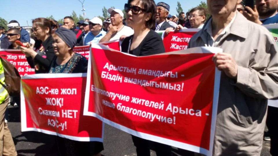 Нұр-Сұлтандағы митинг: «Шалдар кетіңдер!» деп ұрандаған Болатбек Біләловтан микрофонды тартып алды (видео).