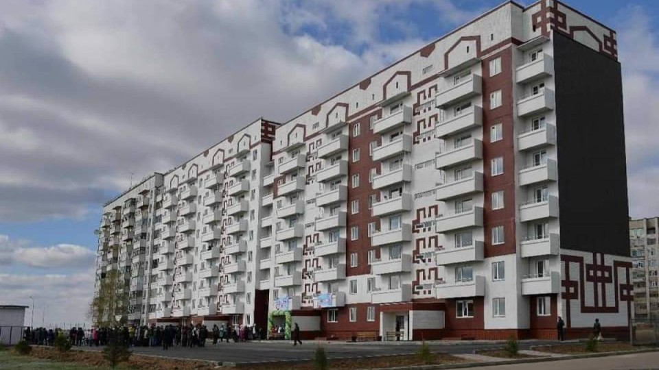 Үкімет көп балалы отбасыларға пәтер беруді бастады.