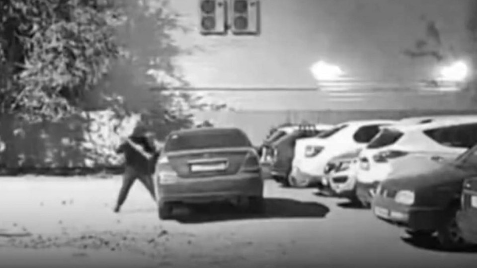 "Жүргізуші ауыр халде": Ақтөбеде көлікте отырған ер адамға шабуыл жасалды