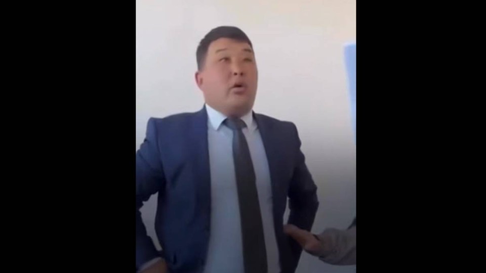 Әкім ауыл тұрғындарын полицияның көзінше боқтаған