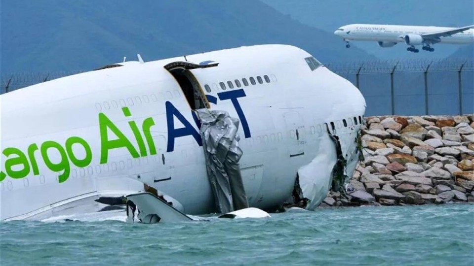Гонконгта жүк таситын Boeing ұшақ жолағынан шығып, теңізге құлады: қаза тапқандар бар