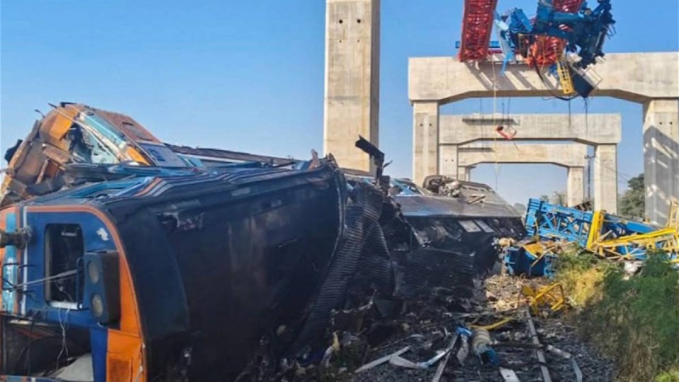 Таиландта кран пойызға құлап, 20-дан астам адам қаза тапты