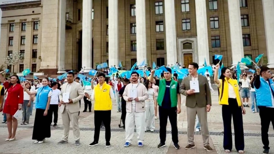 Алматы жастары жаңа Конституцияның күшіне енуін ауқымды перформанстар мен арт-акция арқылы атап өтті