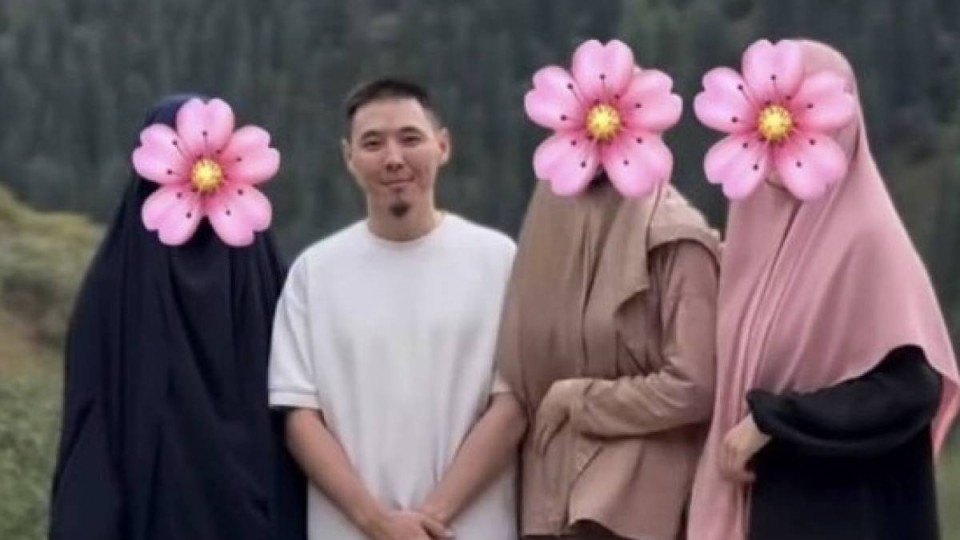 Үш әйелі бар блогерге айыппұл салынды
