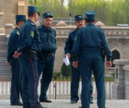 Өзбекстан: Милиционерлер Құран ұстап пара алмауға ант берген
