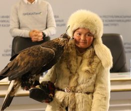 Бүркітші қыз Айшолпан президент Нұрсұлтан Назарбаевты Баян-Өлгейге шақырды