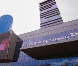 Астанадағы «Қазмедианың» алдында ер адам газ баллон жармақшы болған (видео)