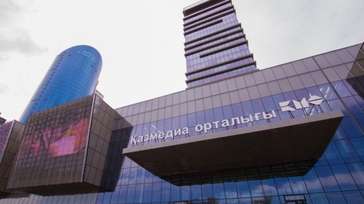 Астанадағы «Қазмедианың» алдында ер адам газ баллон жармақшы болған (видео)