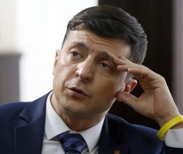 Украинадағы президент сайлауы: шоумен Зеленский көш бастап тұр