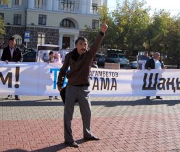 АЭС салуға қарсы митингіге шақырғаны үшін Болатбек Біләлов кеше түнде 15 күнге қамалды