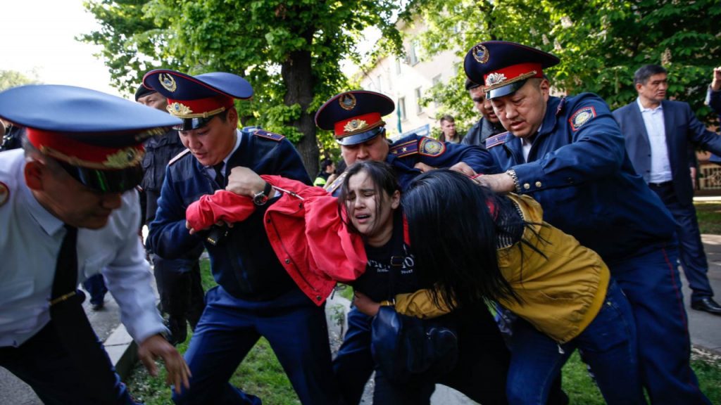 «Бұл дағдарыс қазіргі саяси және экономикалық жүйенің тиімсіздігін көрсетеді»