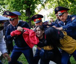 «Бұл дағдарыс қазіргі саяси және экономикалық жүйенің тиімсіздігін көрсетеді»