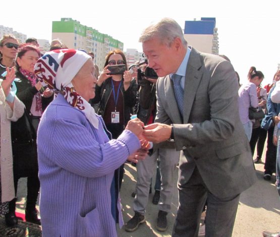 Ахметов Семейдегі көпбалалы отбасыларға жалға берілетін пәтерлерді сыйға тартты