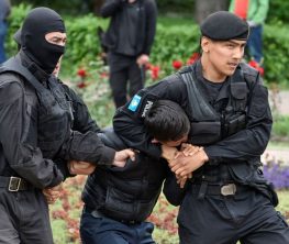 Алматы мен Нұрсұлтанда полиция жүздеген адамды ұстады (видео)