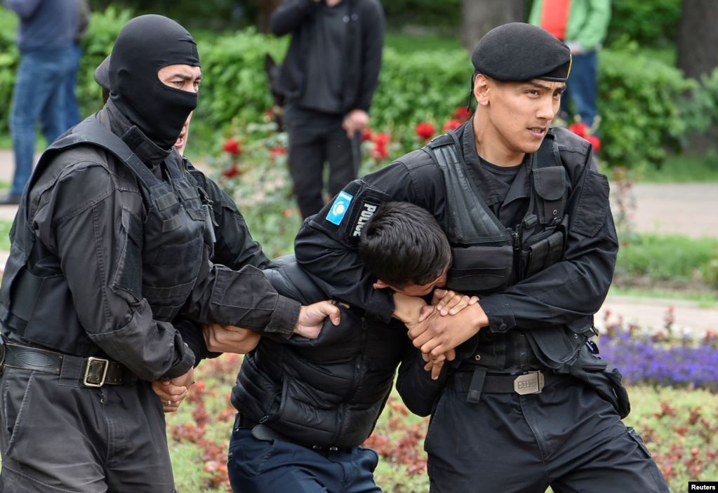 Алматы мен Нұрсұлтанда полиция жүздеген адамды ұстады (видео)