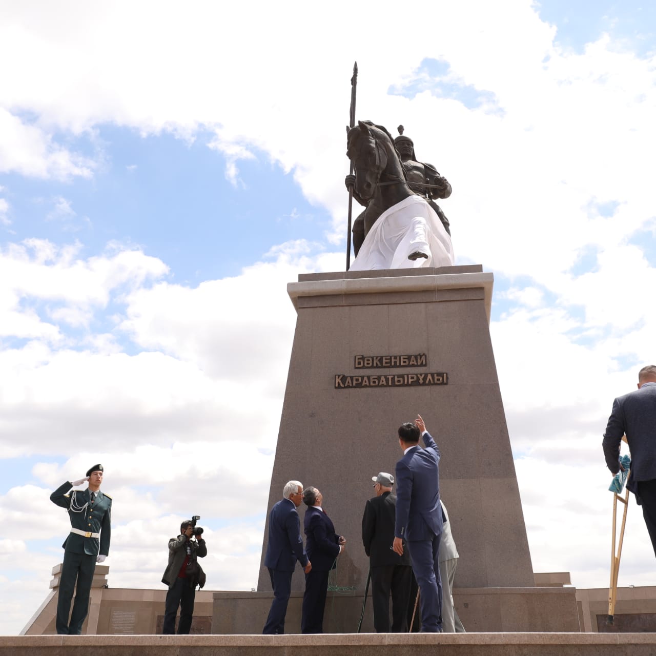 Батыры актобе. Памятники в Актобе. Бокенбай памятник. Актюбинск памятники. Памятник Есет батыра в Актобе.