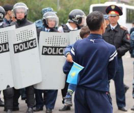 Автоматпен қаруланған полиция Нұр-Сұлтанның бірнеше көшесін жауып тұр