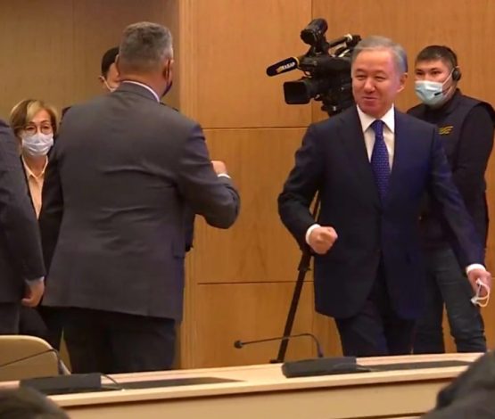 Досым Сәтпаев: «Ескі ойыншылардан құрылған парламент»