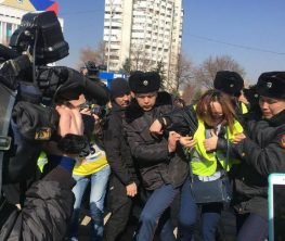 В избиении журналиста обвиняют полицейских Шымкента