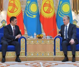 «Мен қазақпын, қырғыз ол – туысқаным»: Қырғызстан президенті ресми кездесуде өлең оқыды