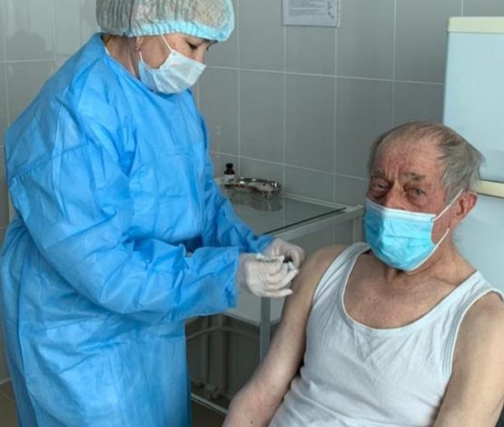 Ақтөбеде 93 жастағы қария вакцина салдырды