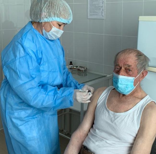 Ақтөбеде 93 жастағы қария вакцина салдырды