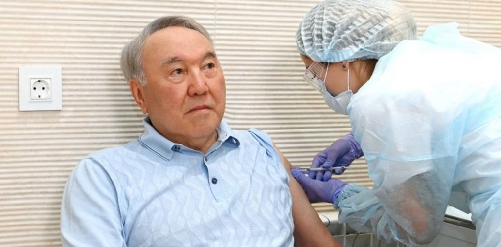 Назарбаев «Спутник V» вакцинасын алды